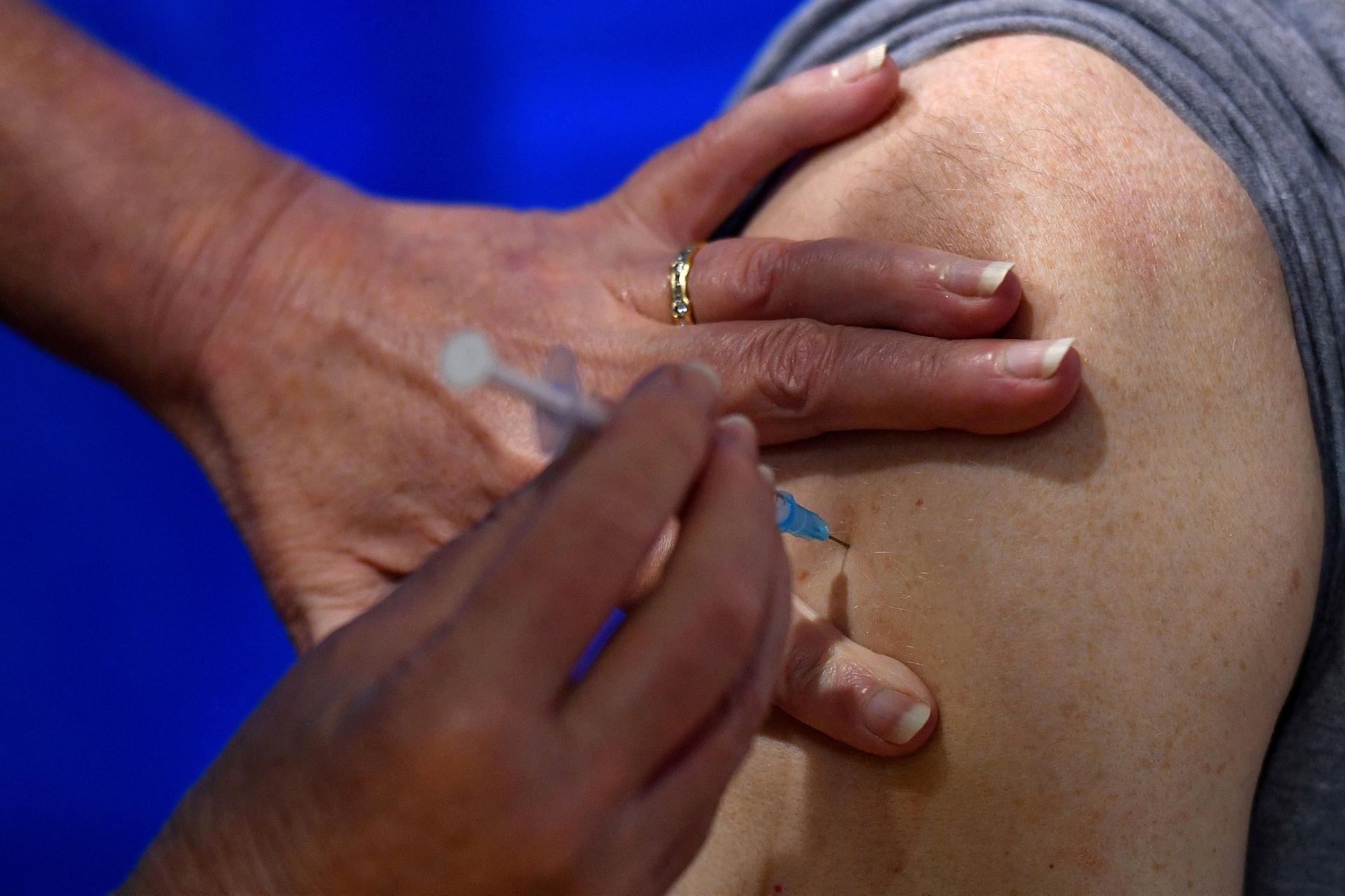 US poised for mass vaccine campaign as world virus toll nears 1.6 mln