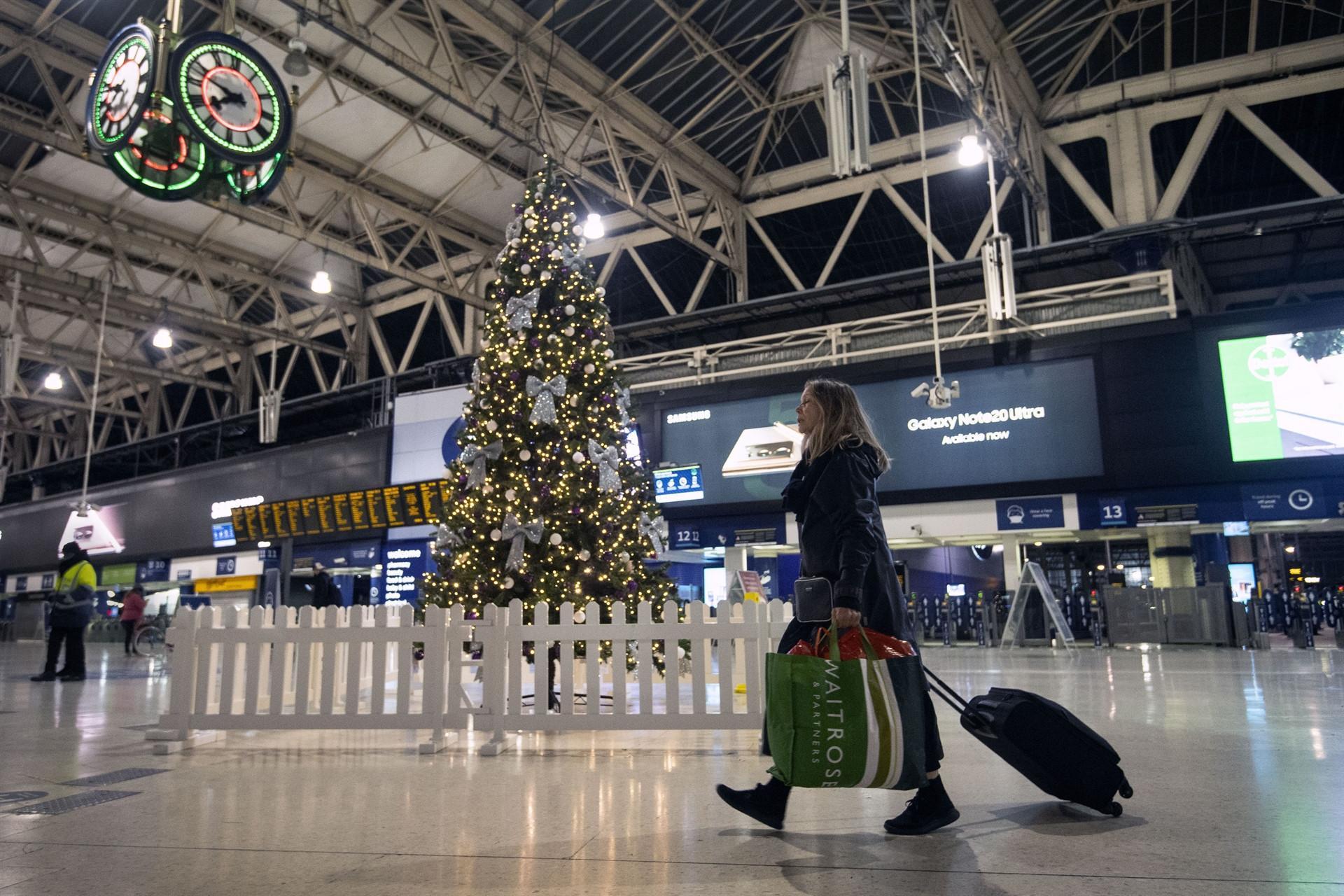 UK in crisis over virus travel bans as US nears stimulus deal