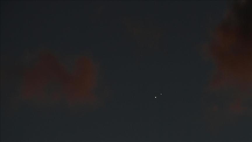 Sky enthusiasts enjoy view of conjunction