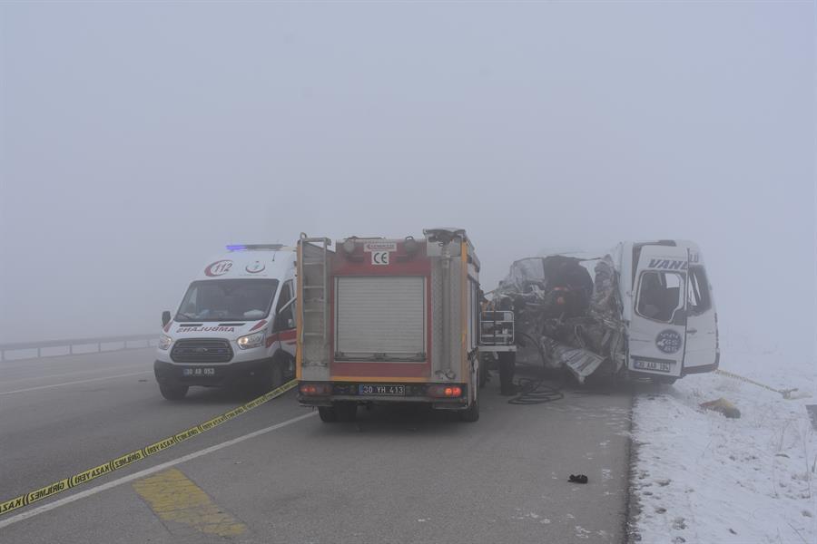 Four killed as minibus collides with truck in Hakkari
