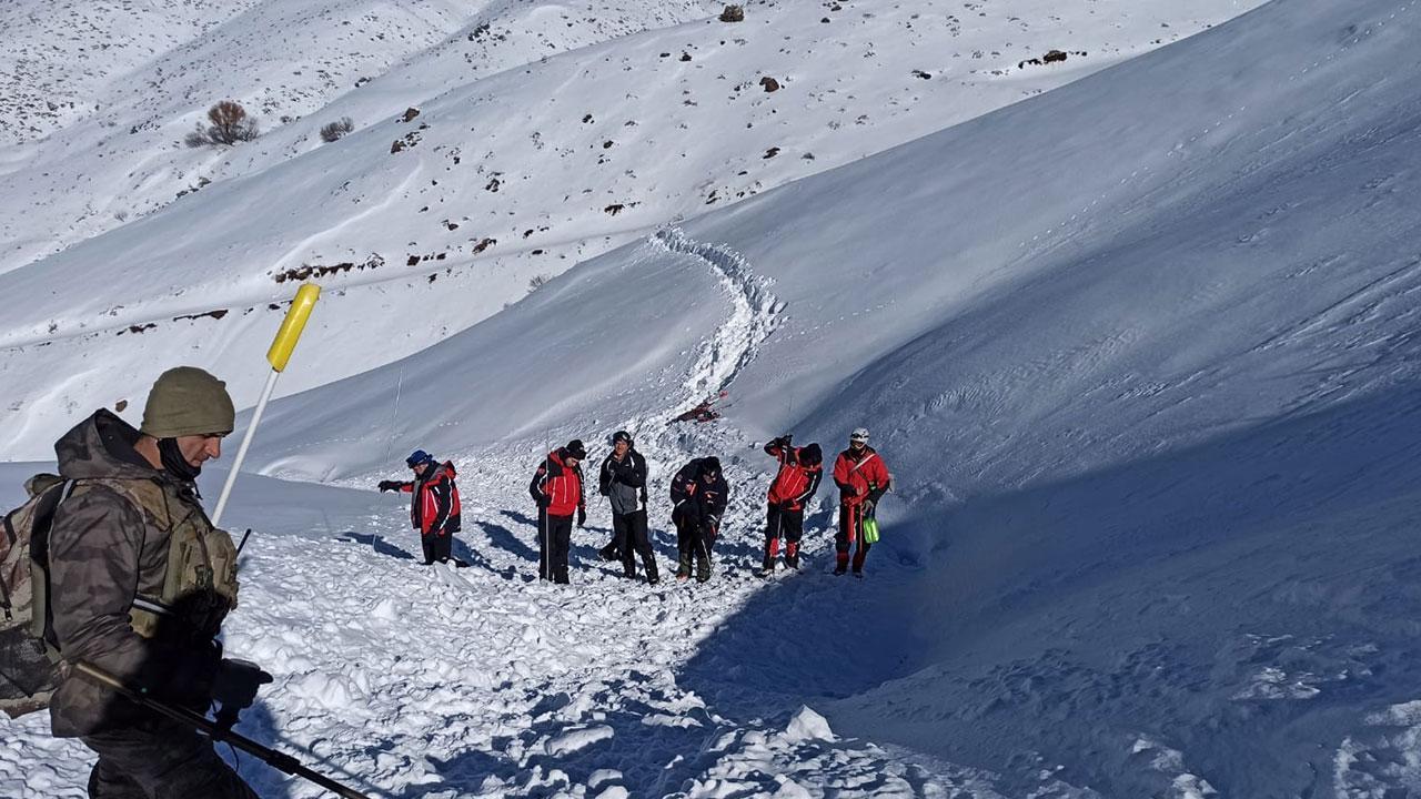 Death toll from avalanche in Hakkari province rises to 2