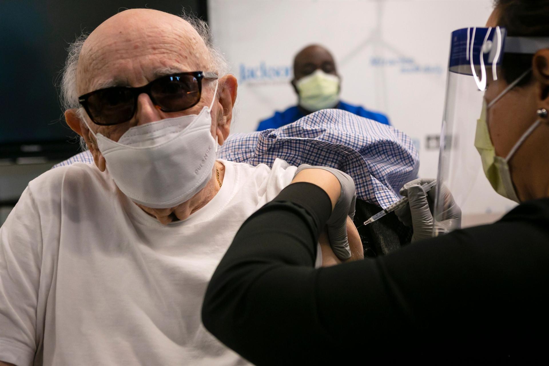 US hits record daily COVID-19 deaths as world looks to vaccines in 2021