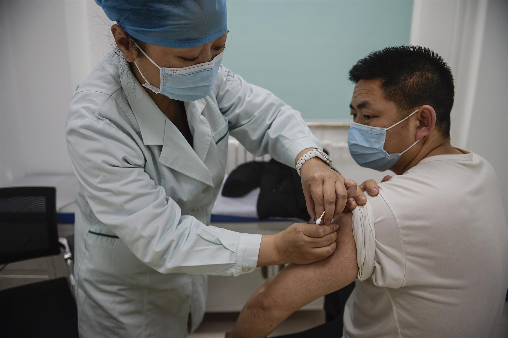 Beijing vaccinates thousands in COVID-19 jab drive