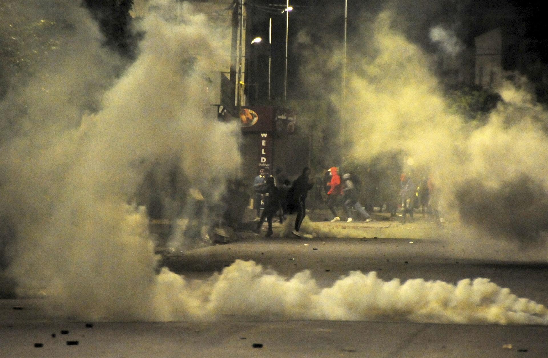 Tunsisians protest against mass arrests in nighttime clashes