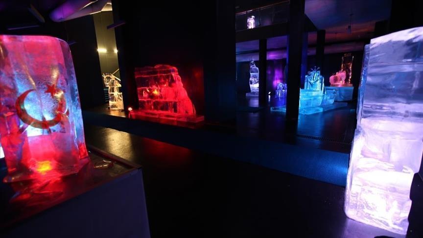 Ice museum lets visitors take polar strolls