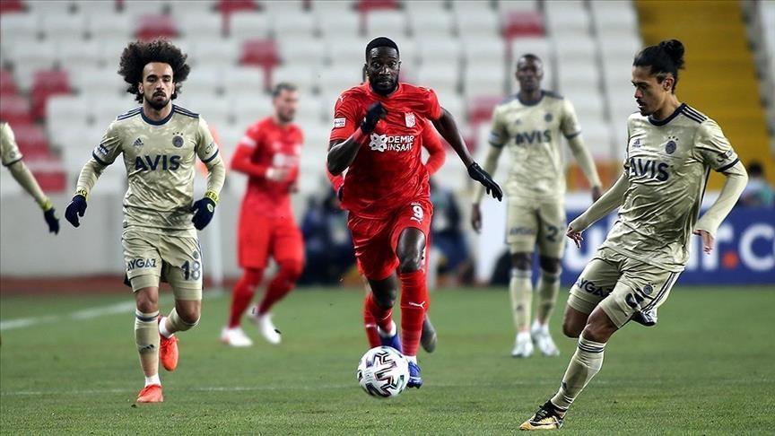 Fenerbahçe fall 2 points behind Beşiktaş in Süper Lig