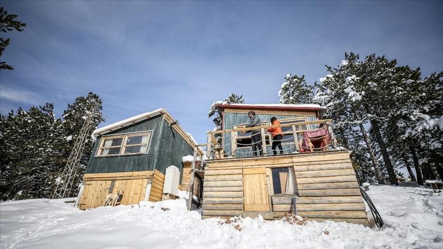 Couple ditches city life to live in mountains