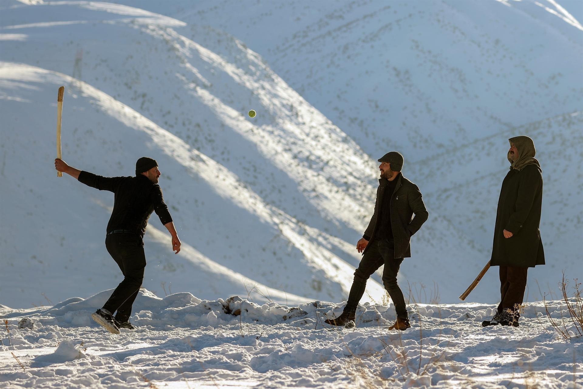 Van-style baseball becomes favorite recreational activity during ongoing winter season