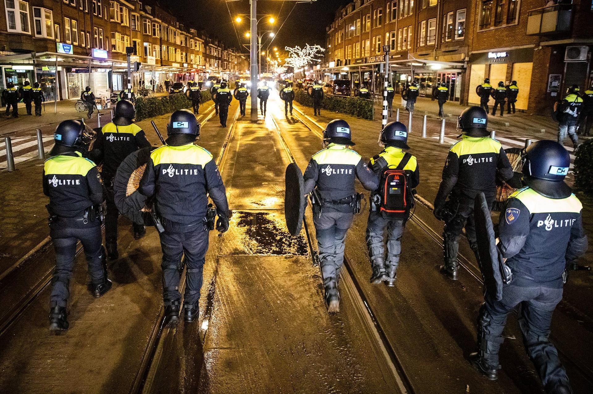 Dutch police deployed in force to curb rioting, looting