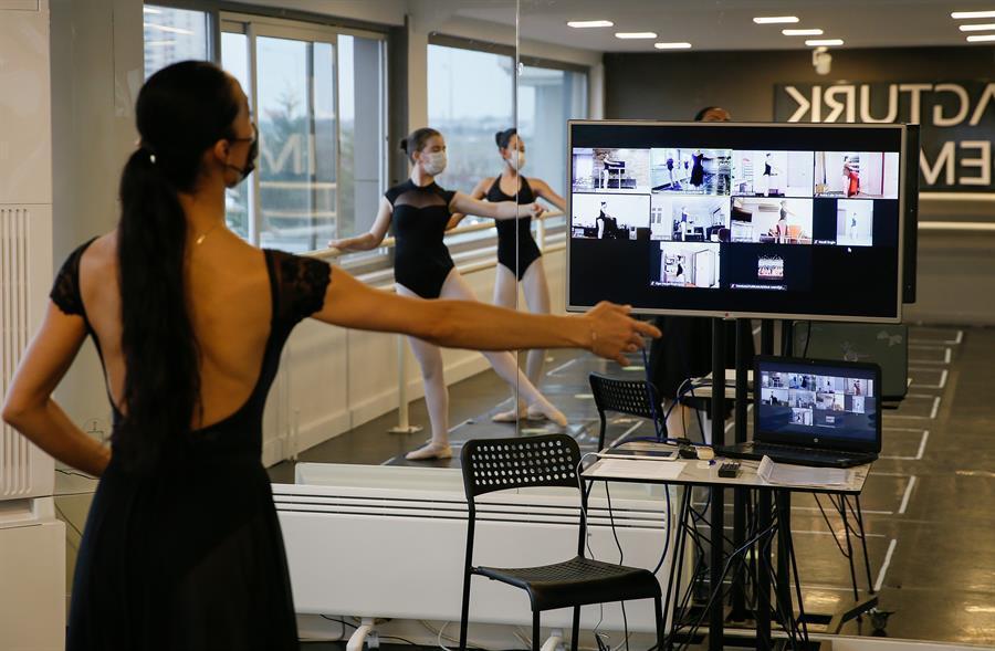 Ballet classes move to living rooms amid pandemic