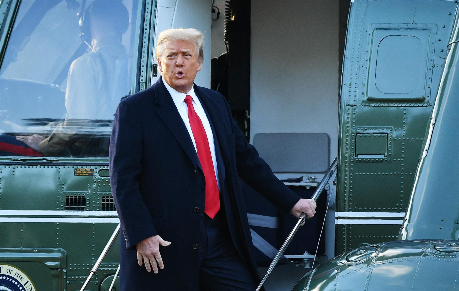 Trump parts with impeachment lawyers a week before trial