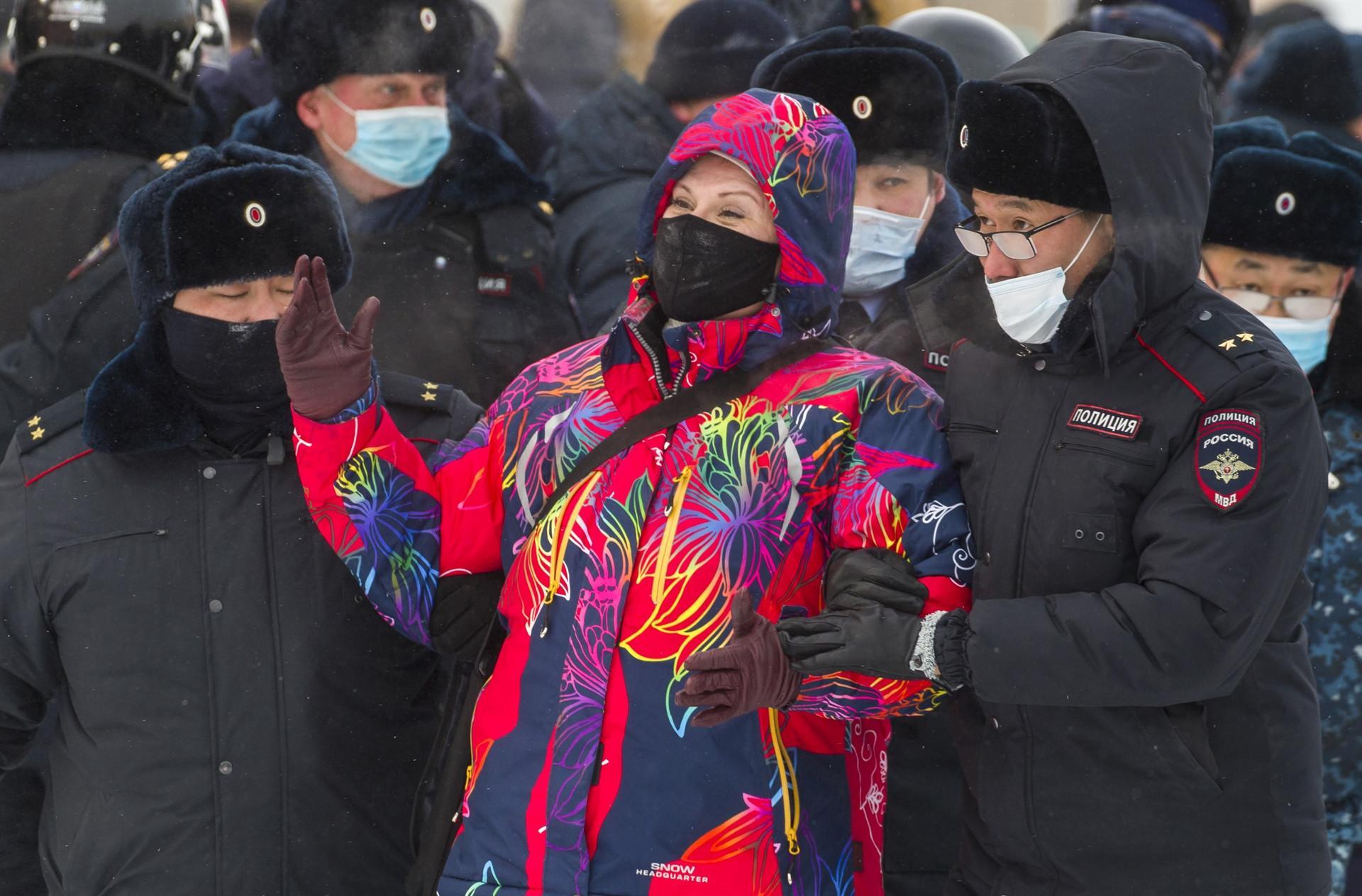 Navalny allies take to the streets despite crackdown