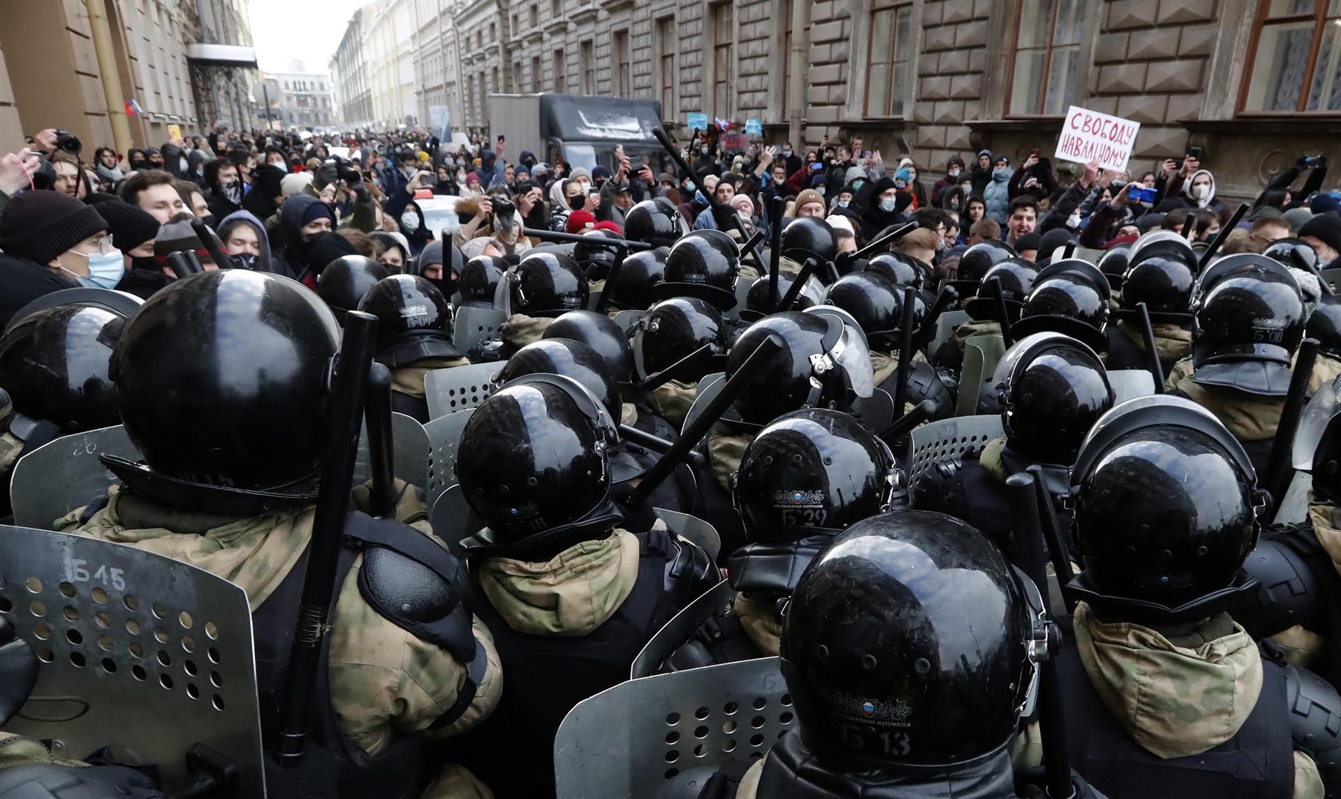More than 4,800 held as Russian police clamp down on protests