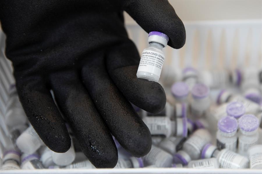 US acquires 200 mln new doses as vaccine drive begins in pharmacies