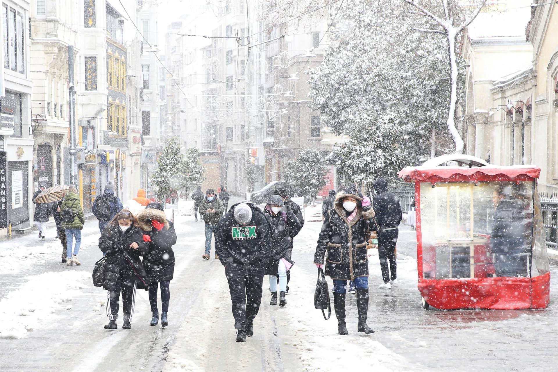 Heavy snow covers all of Istanbul on weekend lockdown