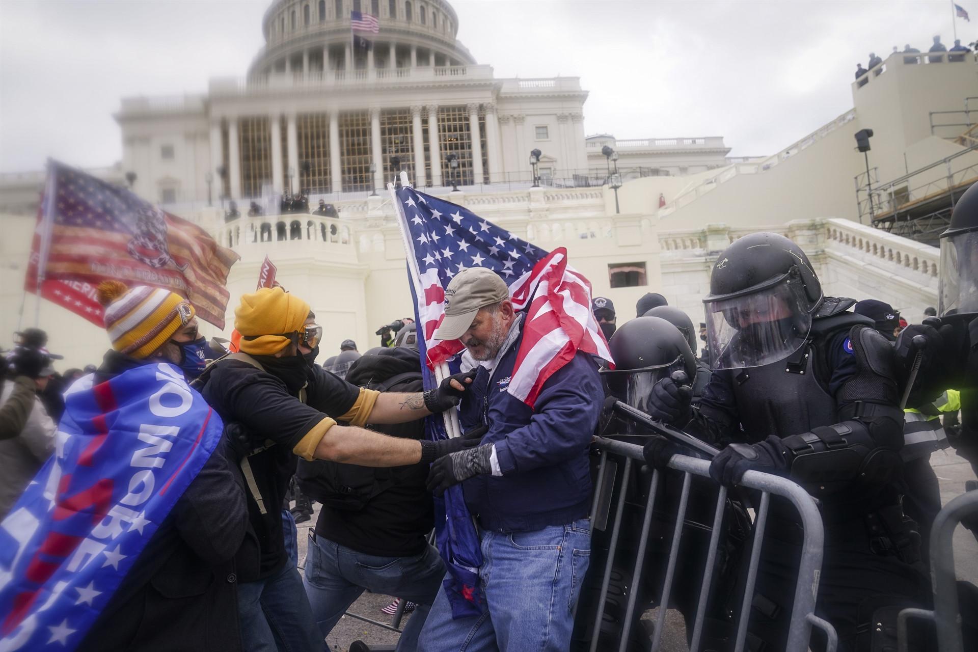 Pelosi says independent commission will examine Capitol riot