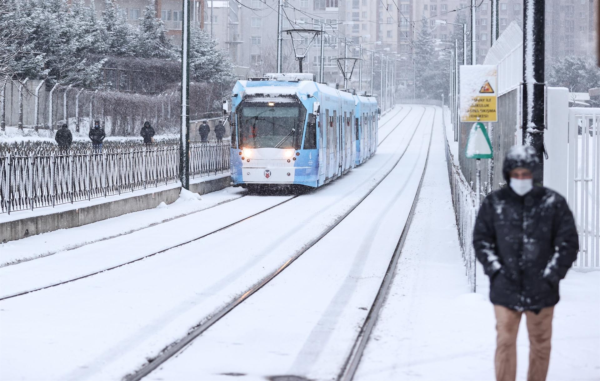 Heavy snowfall disrupts life in Istanbul