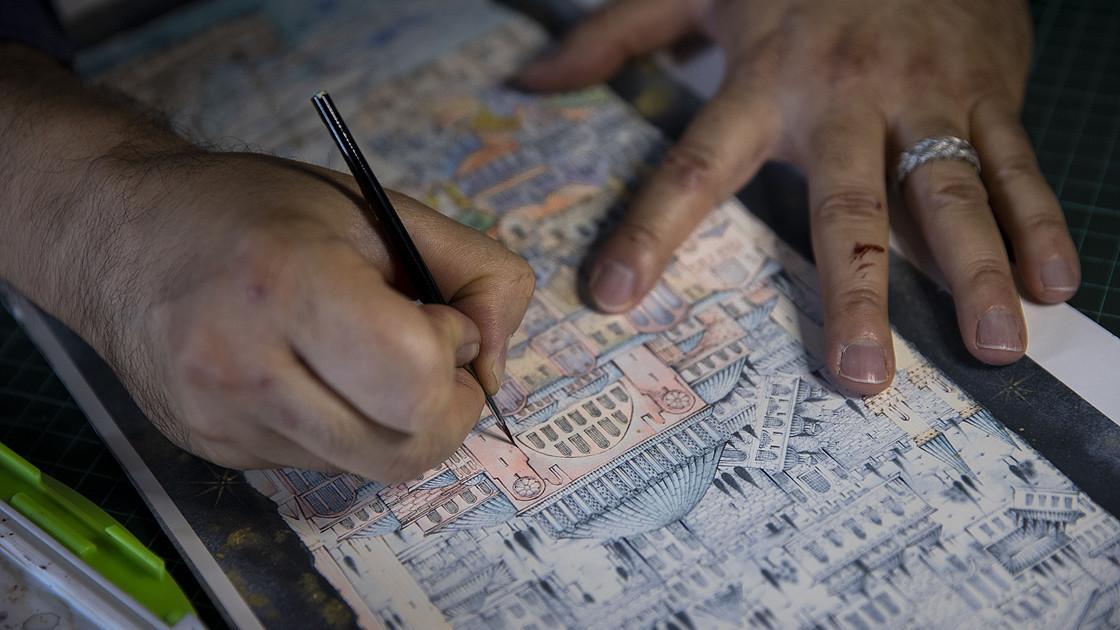 Turkish miniaturist unravels intriguing world of miniature art