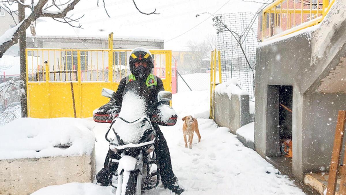 Motorcycle couriers fight for life on Istanbul’s icy roads