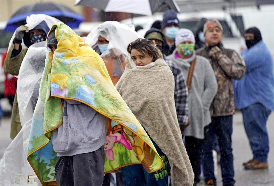 Texans queue for water as US counts cost of deadly winter storm