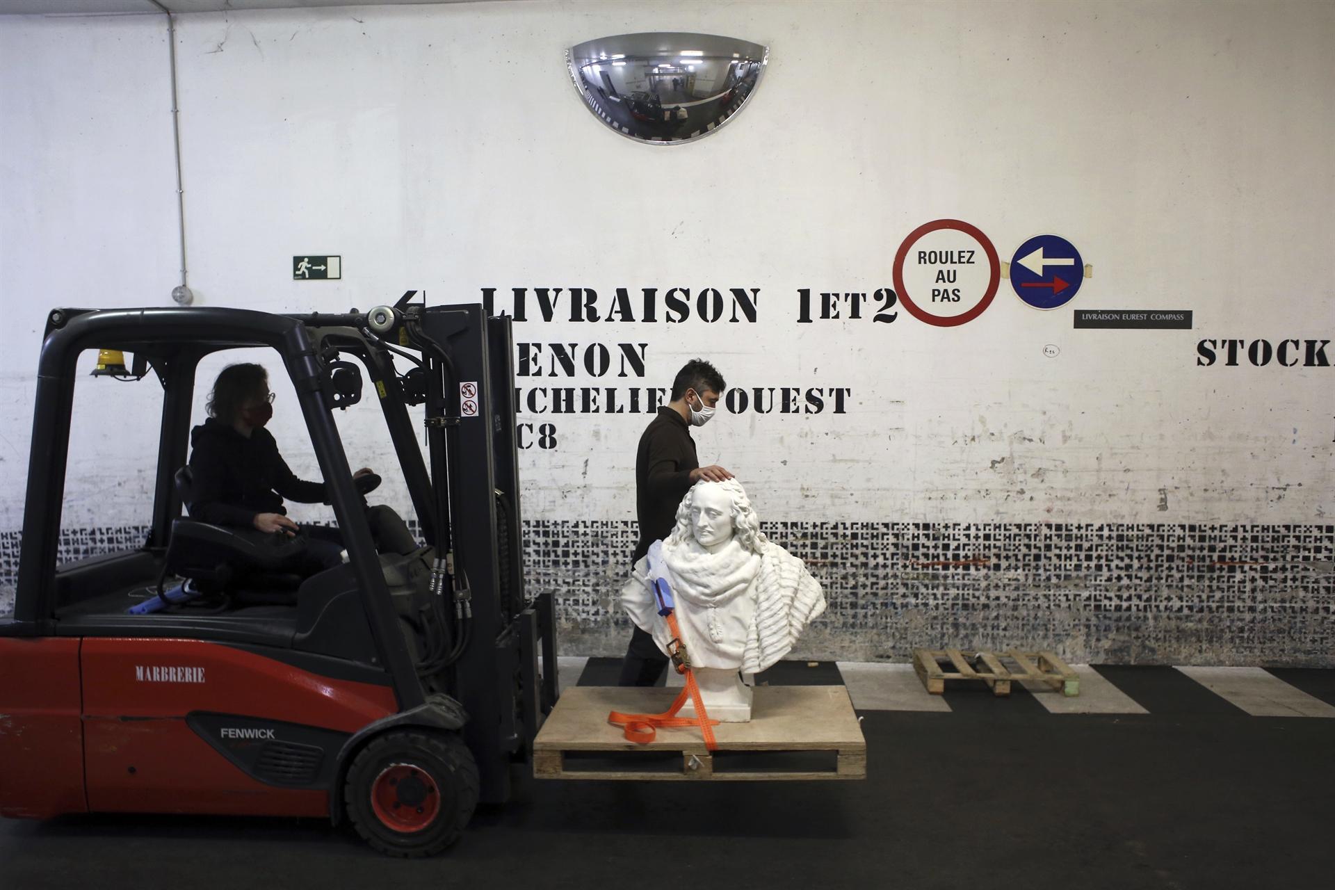 With no crowds, Louvre gets rare chance to refurbish