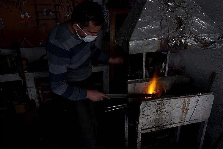 Turkish knifesmith keeps up tradition