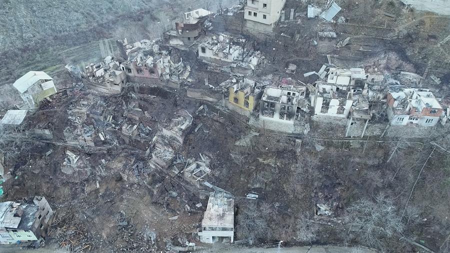 Fire ravages village in northeastern province
