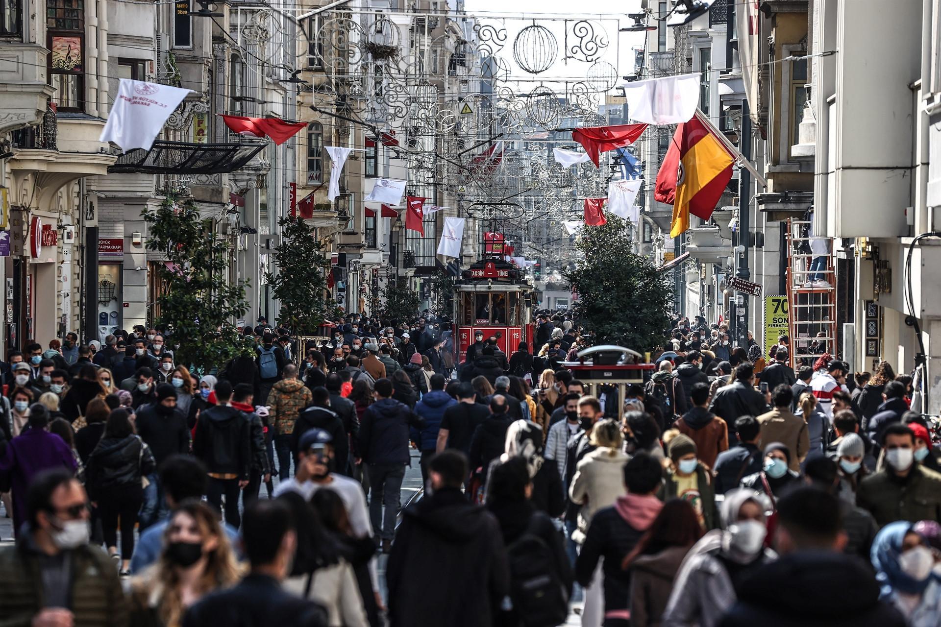 Virus variants account for most COVID-19 cases in Turkey
