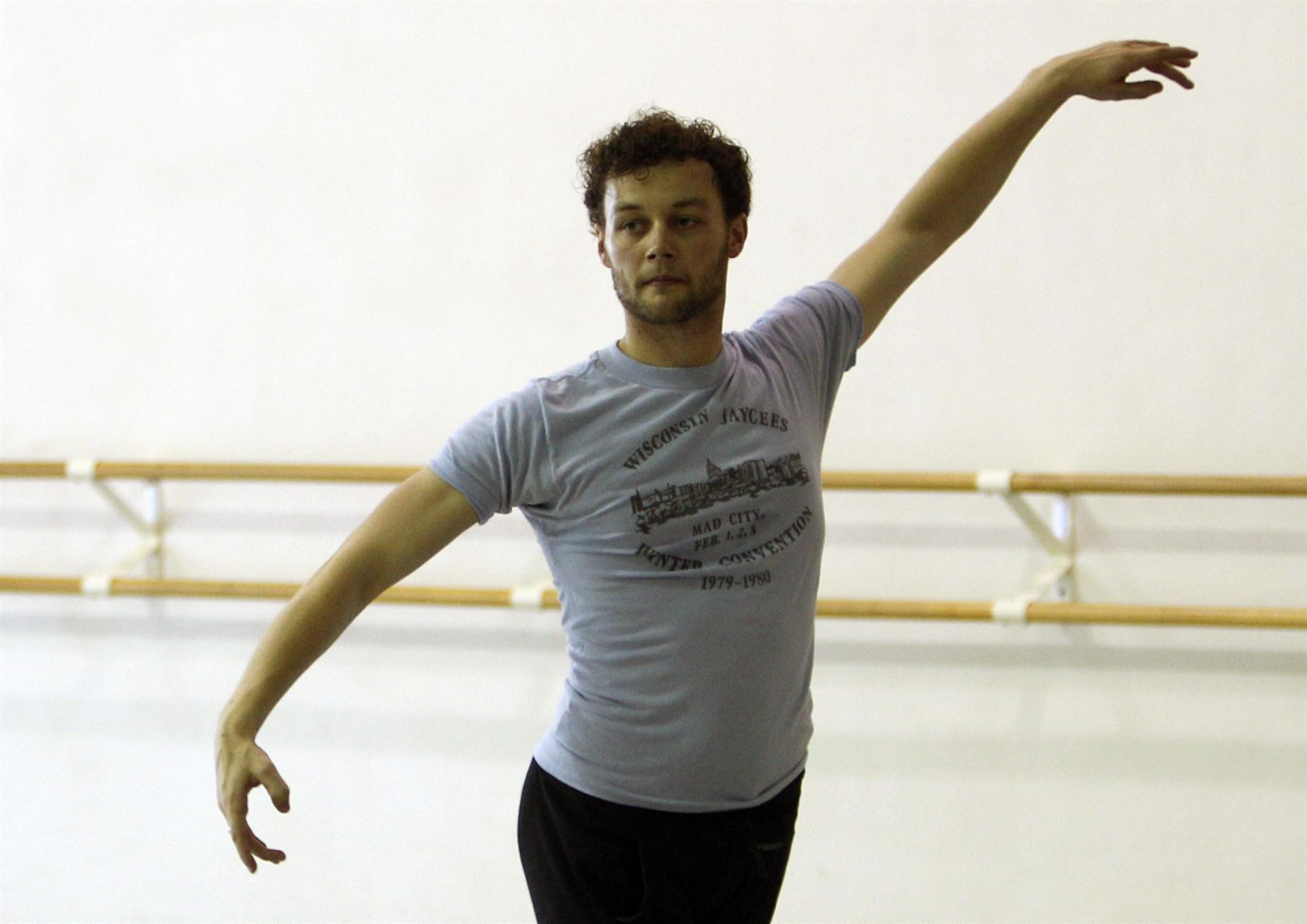 UK’s star ballet choreographer dies at 35