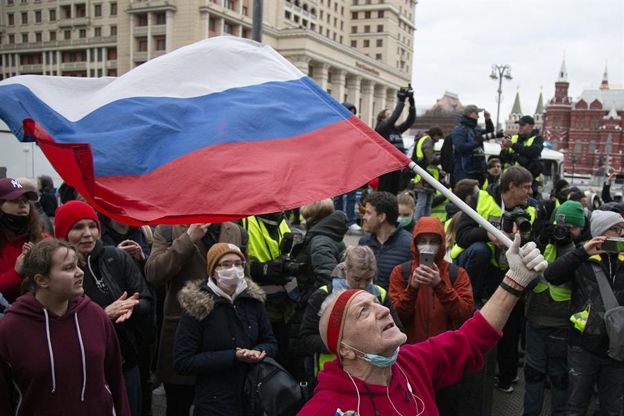 Thousands of pro-Navalny protesters rally in Moscow