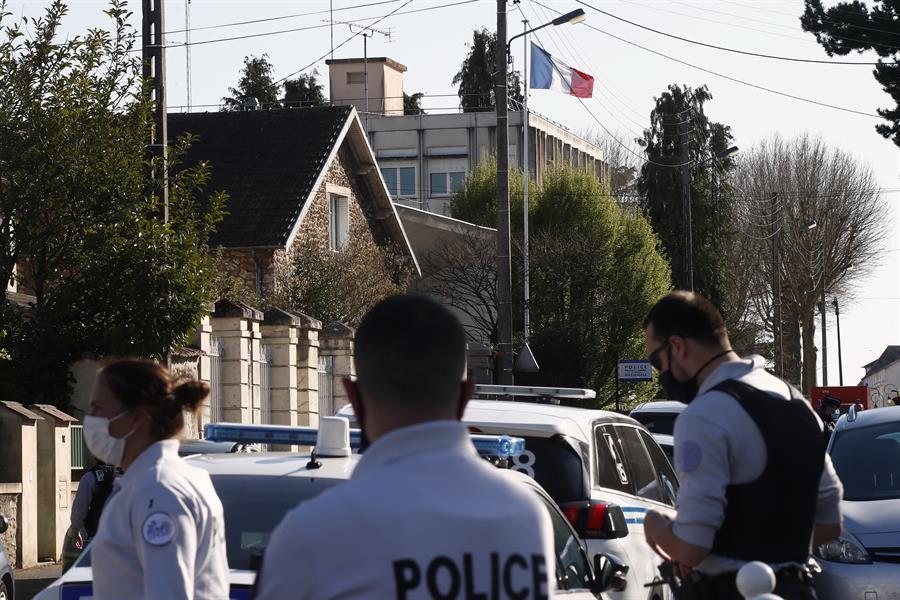 Three detained after police worker stabbed to death near Paris