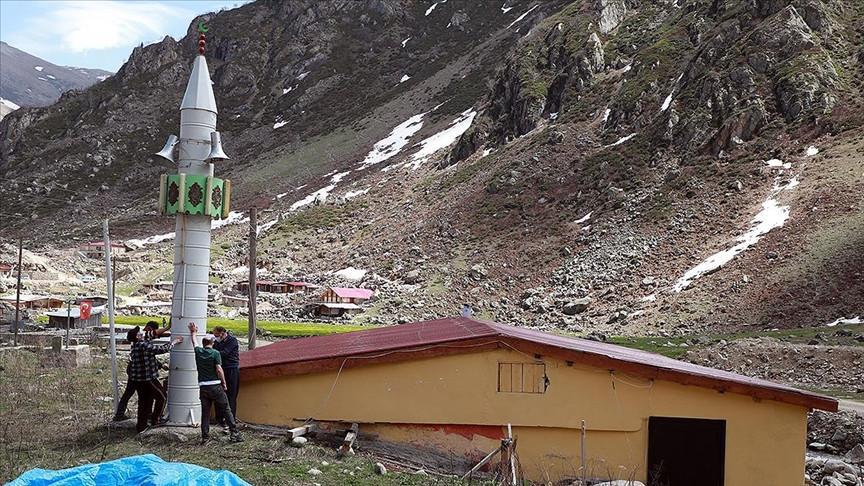 Villagers erect, lay down mosque’s minaret seasonally