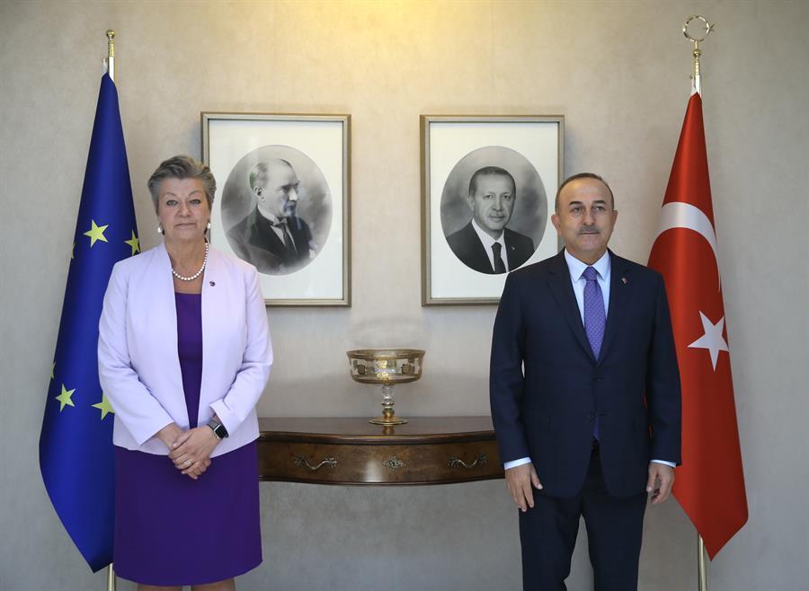 EU commissioner visits Turkey for 2016 migrant deal