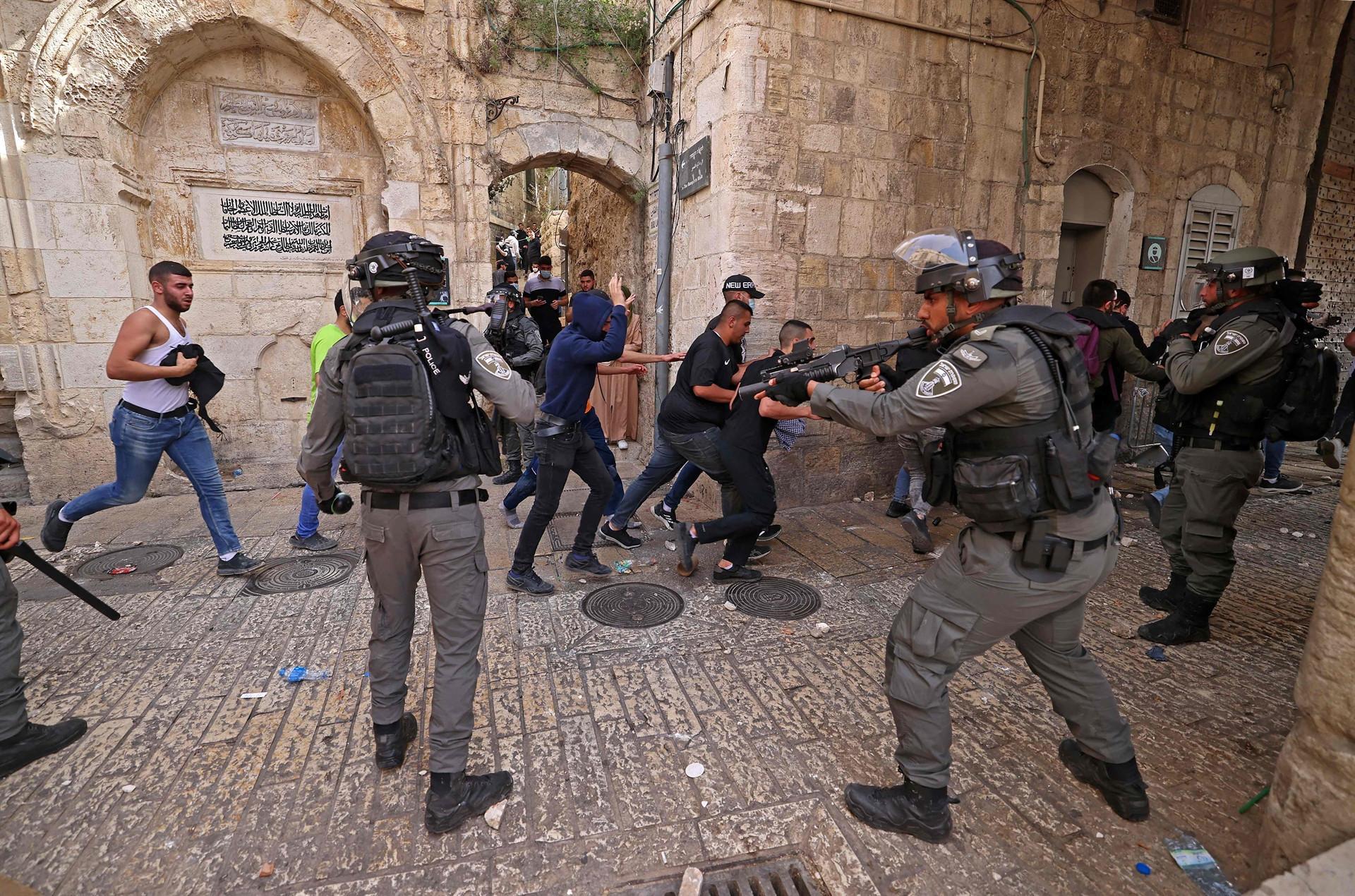Violence erupts at al-Aqsa mosque as Israel marks Jerusalem Day