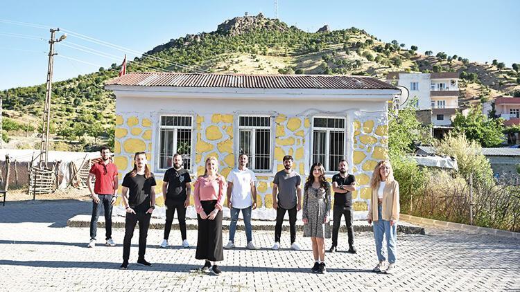 Idealist teachers volunteer to repair village schools, help children