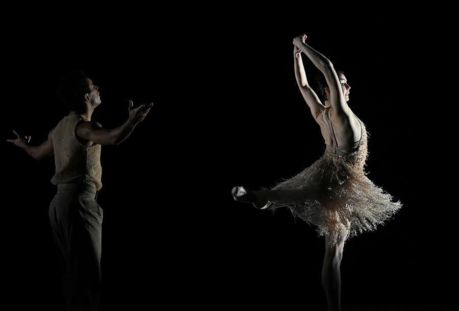 Dancers of Royal Ballet rehearsing for reopening