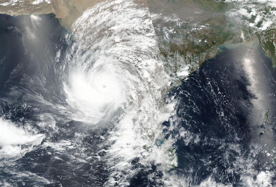 Six dead as powerful cyclone heads for India