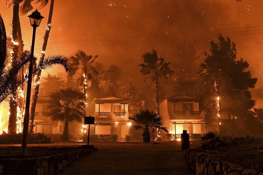 Fire west of Athens guts homes, sends smoke over Acropolis