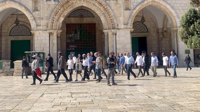 Scores of Israeli settlers force their way into Al-Aqsa