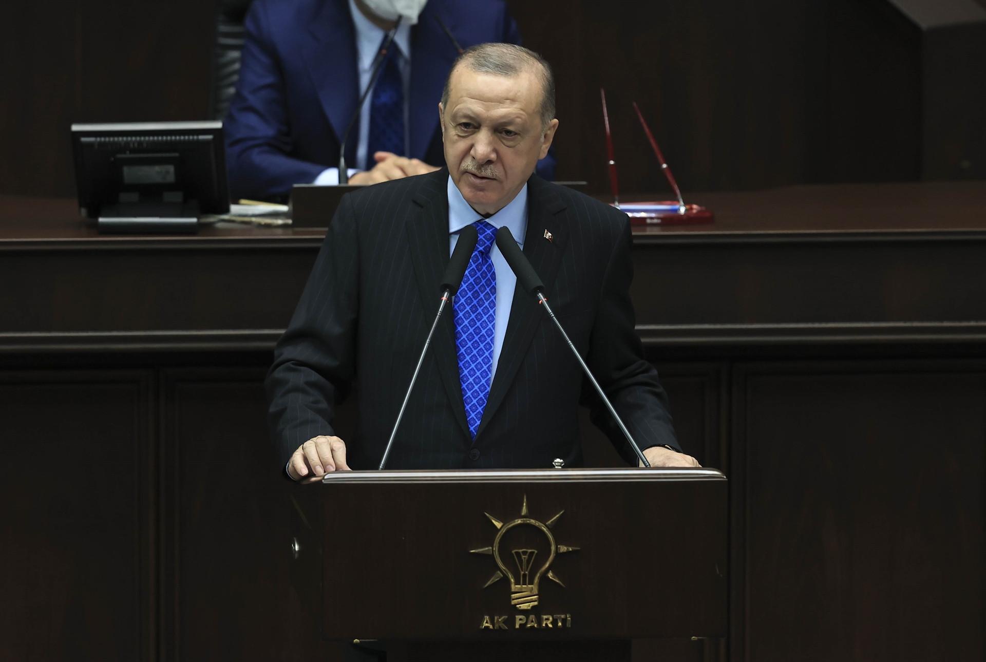 President Erdoğan lends support to interior minister
