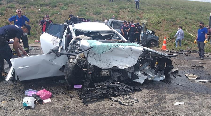 Head-on collision kills 9 people, including 3 children