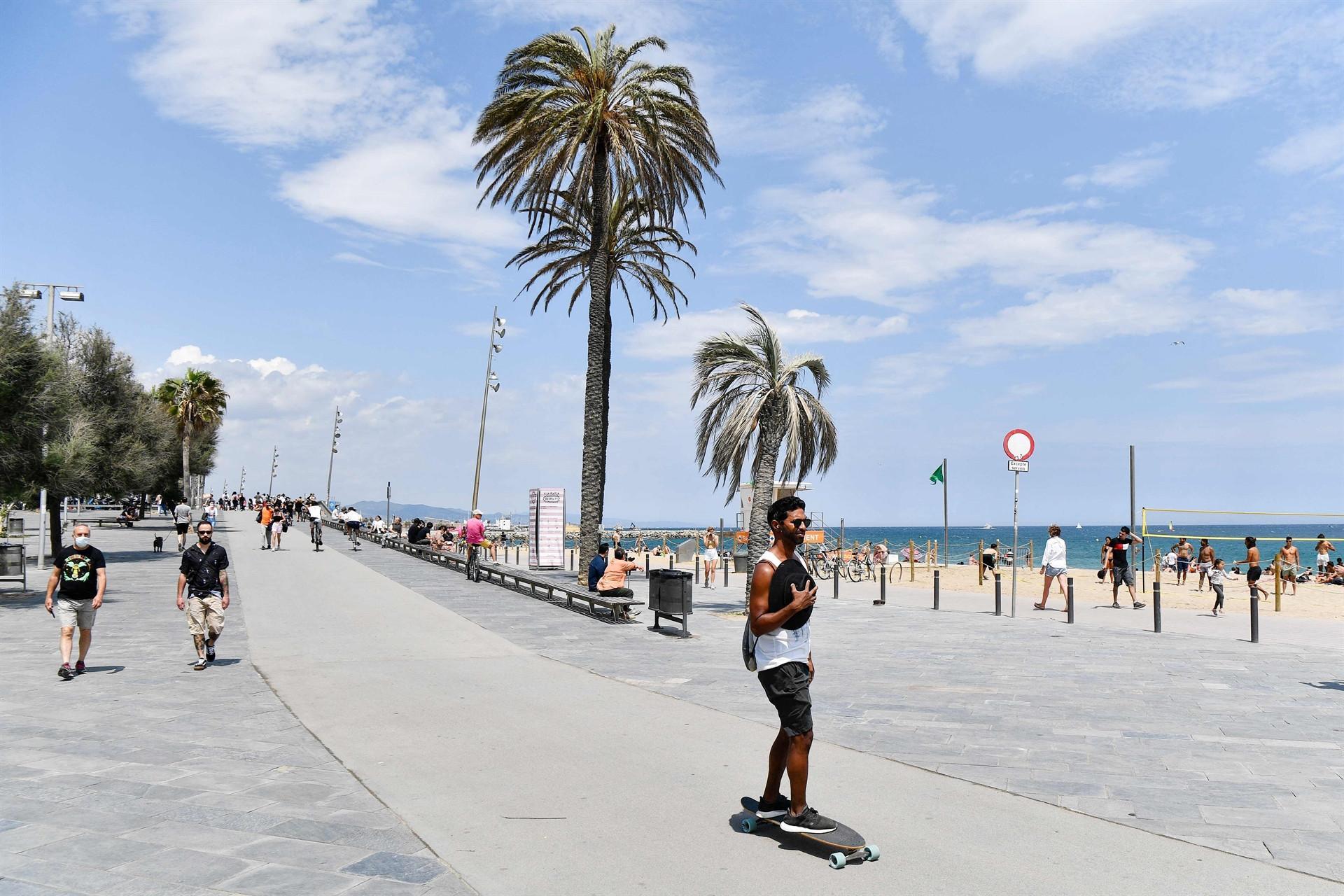 Spain opens borders to all vaccinated travellers