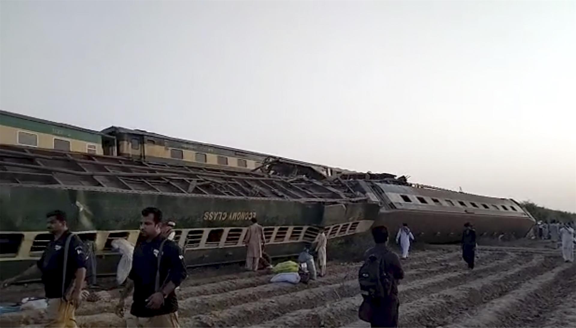 Dozens killed in Pakistan train crash