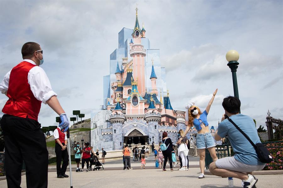 Crowds back at Disneyland Paris