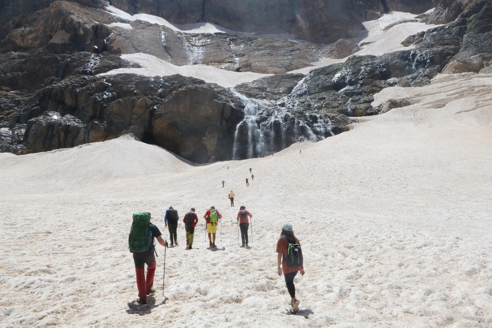 Mountaineers visit 20,000-year-old melting glaciers in Turkey’s southeast