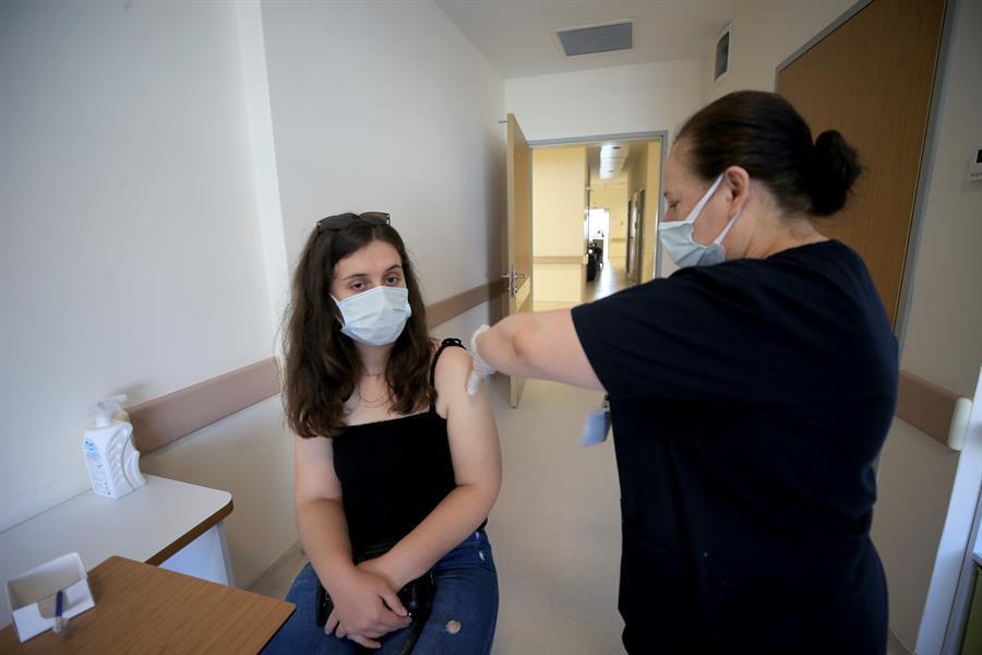 Turkey administers almost a million COVID-19 shots in a day