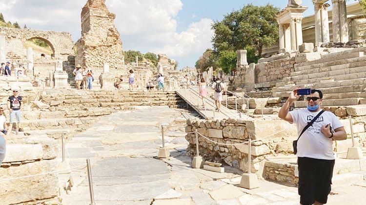 Local tourists flock Aegean coasts as curfews end