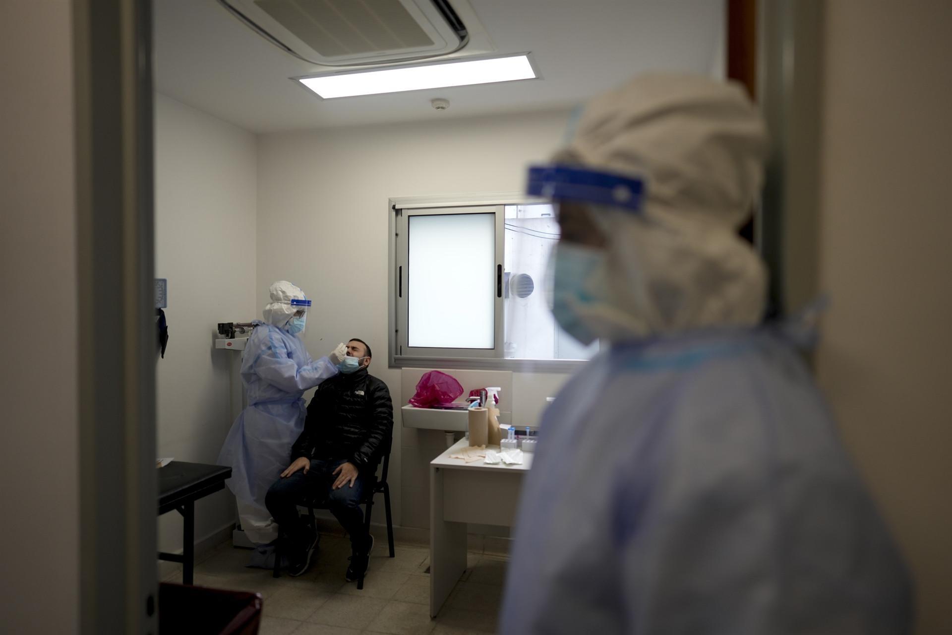 Pfizer pushes for 3rd shot as variant drives global outbreaks