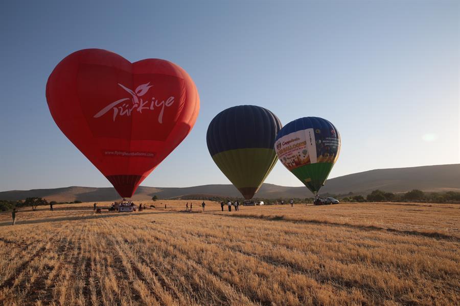 Hot air balloons soar into sky in ancient Göbeklitepe