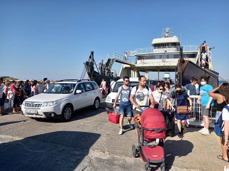Turks celebrate Eid holidays, flock to resort towns